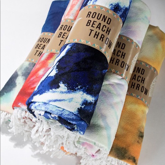 Round Tie-Dye Beach Throw - Picture 2 of 4